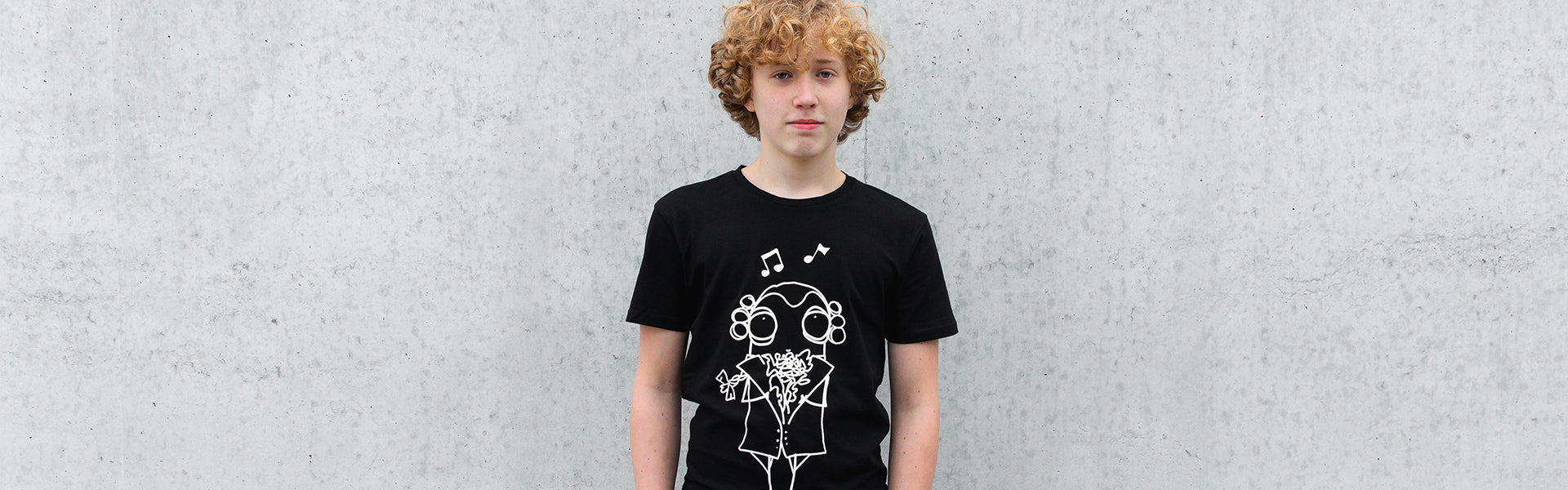 Jugendliche Person mit schwarzen Quipster Mozart T-Shirt